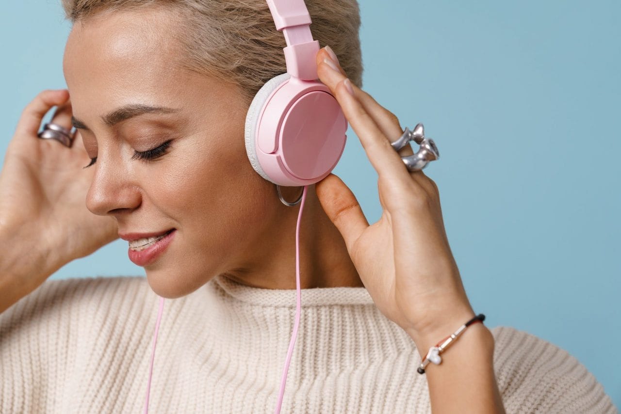 cheerful beautiful girl listening music with headphones e1674303230861 cheerful beautiful girl listening music with headphones e1674303230861